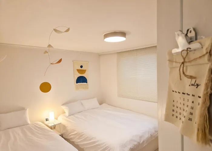 Hosuny Jamsil - Spotless Comfortable - Near Lotte World 롯데월드, Seokchon 석촌호수, Kspodome, Seongsu, Gangnam, Family Friendly, Sleeps 5, 2 Bedrooms, 3 Beds 아파트 *