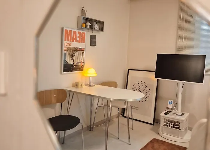 Hosuny Jamsil - Spotless Comfortable - Near Lotte World 롯데월드, Seokchon 석촌호수, Kspodome, Seongsu, Gangnam, Family Friendly, Sleeps 5, 2 Bedrooms, 3 Beds 아파트 *