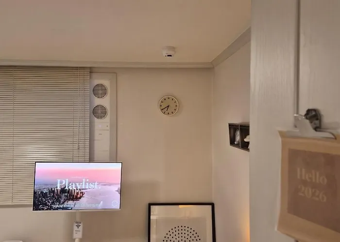 Hosuny Jamsil - Spotless Comfortable - Near Lotte World 롯데월드, Seokchon 석촌호수, Kspodome, Seongsu, Gangnam, Family Friendly, Sleeps 5, 2 Bedrooms, 3 Beds