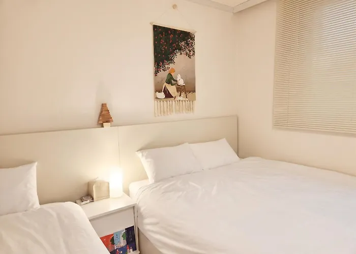 Hosuny Jamsil - Spotless Comfortable - Near Lotte World 롯데월드, Seokchon 석촌호수, Kspodome, Seongsu, Gangnam, Family Friendly, Sleeps 5, 2 Bedrooms, 3 Beds 아파트 서울특별시