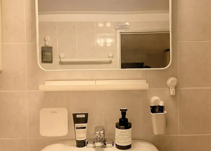 Hosuny Jamsil - Spotless Comfortable - Near Lotte World 롯데월드, Seokchon 석촌호수, Kspodome, Seongsu, Gangnam, Family Friendly, Sleeps 5, 2 Bedrooms, 3 Beds 아파트 서울특별시