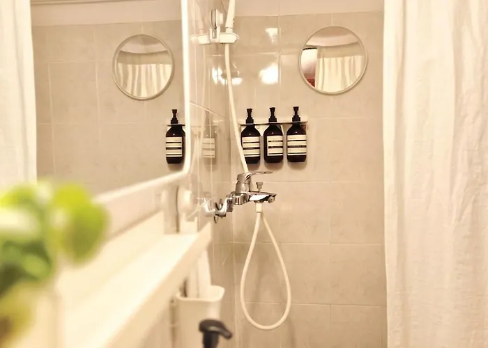 Hosuny Jamsil - Spotless Comfortable - Near Lotte World 롯데월드, Seokchon 석촌호수, Kspodome, Seongsu, Gangnam, Family Friendly, Sleeps 5, 2 Bedrooms, 3 Beds 아파트 *