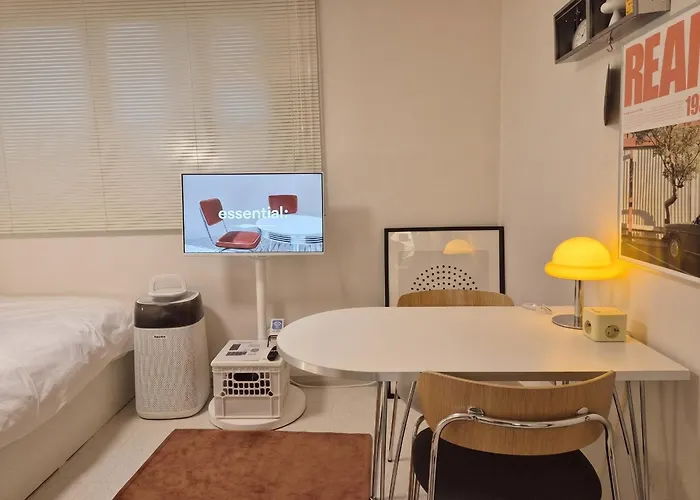 Hosuny Jamsil - Spotless Comfortable - Near Lotte World 롯데월드, Seokchon 석촌호수, Kspodome, Seongsu, Gangnam, Family Friendly, Sleeps 5, 2 Bedrooms, 3 Beds 아파트