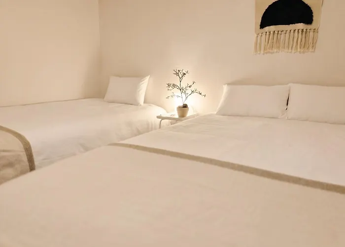 Hosuny Jamsil - Spotless Comfortable - Near Lotte World 롯데월드, Seokchon 석촌호수, Kspodome, Seongsu, Gangnam, Family Friendly, Sleeps 5, 2 Bedrooms, 3 Beds 아파트