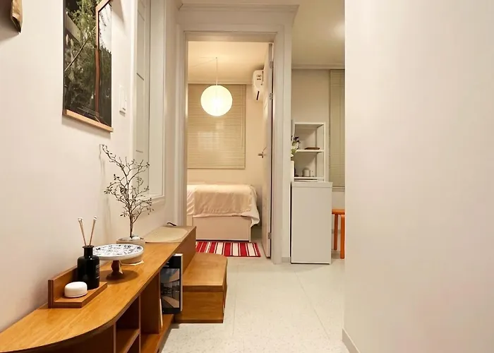 Hosuny Jamsil - Spotless Comfortable - Near Lotte World 롯데월드, Seokchon 석촌호수, Kspodome, Seongsu, Gangnam, Family Friendly, Sleeps 5, 2 Bedrooms, 3 Beds * 서울특별시